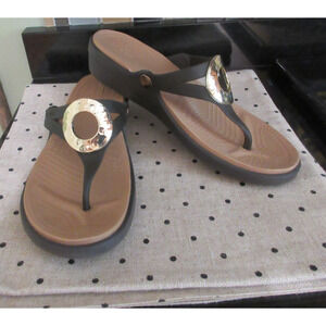 Crocs Sanrah Womens Sz 8 Gold Circle Brown Comfort Wedge Thong Flip Flop Sandal